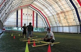 Gönüllü öğretmenler halı sahayı spor merkezine...