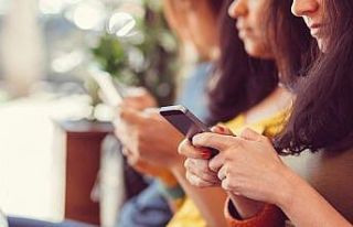 Günlük ortalama 4 saatimiz mobil internet kullanarak...