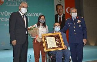 Gururla madalyalarını aldılar