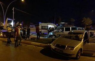 Hafif ticari araç ve otomobil çarpıştı: 6 yaralı