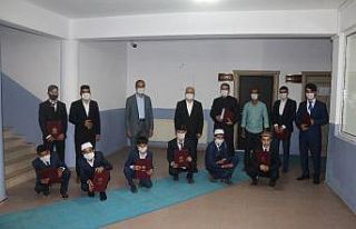 Hafızlık eğitimini tamamlayan öğrencilere hafızlık...