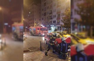 Hakimiyeti kaybetti, trafik levhasına çarptı