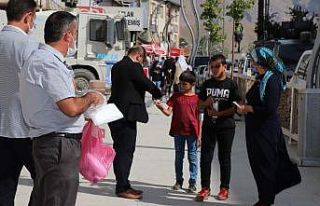 Hakkari Muhtarlar Derneğinden ücretsiz maske dağıtımı