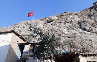 Hakkari’de düşen kayalar hasara yol açtı