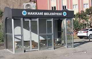 Hakkari’de otobüs durağını kirletenlere tepki