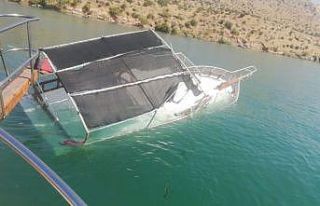 Halfeti’de tur teknesi battı, faciadan dönüldü