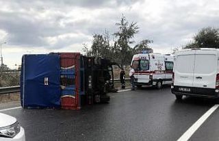 Haramidere bağlantı yolunda kamyonet devrildi