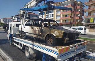 Hareket halindeki otomobil alevlere teslim oldu