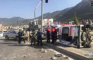Hasta nakil eden ambulans devrildi:  6 yaralı