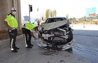 Hastane kavşağında trafik kazası, 2 kişi yaralandı