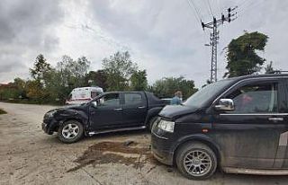Hastaneye giderken kaza geçirdiler: 2 yaralı