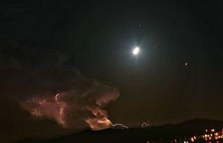 Hatay’da ay yıldız manzaralı şimşek şöleni