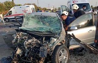 Hatay’da otomobiller kafa kafaya çarpıştı: 1...