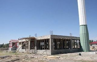 Hayırseverlerin yaptırdığı cami hızla yükseliyor