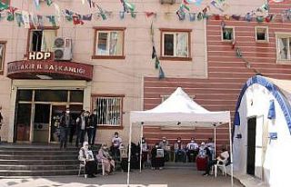 HDP önündeki ailelerin evlat nöbeti devam ediyor