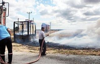 Herkes yangını izlerken o itfaiyeye yardıma koştu