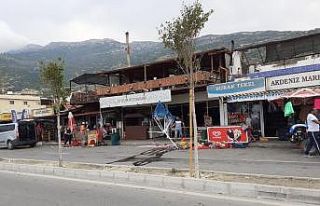 "Hortum" sahildeki şemsiye ve çadırları...