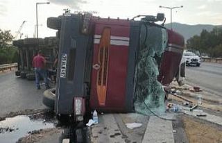 Hurda yüklü tır devrildi: 1 yaralı