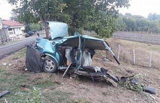 Hurdaya dönen araçtan sağ çıktı