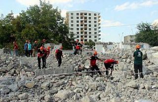 İHH Gönüllüleri Enkazda Arama Kurtarma Eğitimleri...