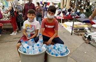İki kafadar arkadaş harçlıklarını böyle çıkarıyor