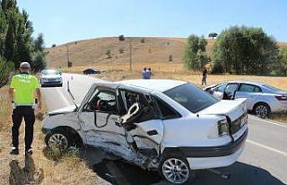 İki otomobil çarpıştı: 1 ağır 6 yaralı
