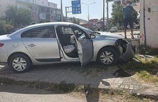 İki otomobil çarpıştı: 2 yaralı