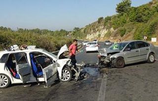 İki otomobil kafa kafaya çarpıştı: 4 yaralı