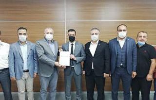 İl Başkanlığı’na seçilen Cahit Çıkmaz mazbatasını...