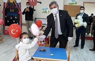 İlçe protokolü öğrencileri yalnız bırakmadı