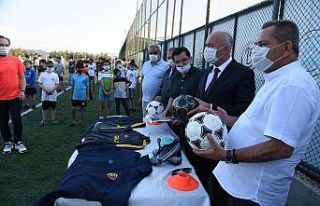 İlkay Gündoğan’dan Dursunbey Belediyespor altyapısın...