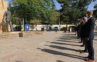 İlköğretim haftası dolayısıyla Atatürk anıtına...