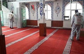 İmam ve görevliler ile cami karantinada