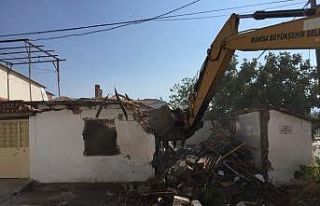 İmar planında yolda kalan binalar yıkıldı