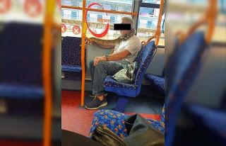 İngiltere’de bir şahıs yılanı maske olarak...