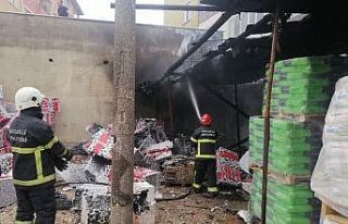 İnşaat deposunda çıkan yangın malzemeleri küle...