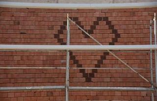 İnşaat ustasından romantik işçilik: Duvara tuğlalarla...