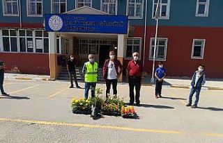 İpekyolu Belediyesi okul bahçelerini çiçeklerle...