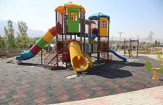 İpekyolu’nda kimliği belirsiz kişiler parklara...