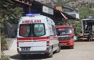 İş yerinde çıkan araç yangınını çalışanlar...