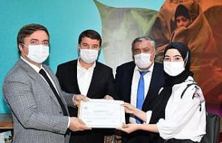 İşaret dili eğitimini tamamlayan kursiyerlere sertifikaları...