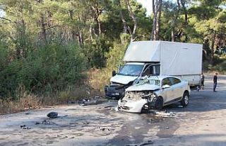 İşçileri taşıyan kamyonet ile otomobil çarpıştı:...
