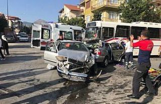 Isparta’da 1’i otobüs, 3 araç birbirine girdi:...