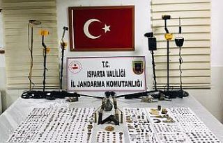 Isparta’da 553 tarihi obje ve 191 adet sikke ele...
