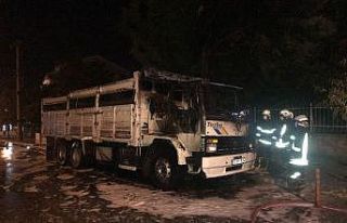 Isparta’da park halindeki kamyon alev alev yandı