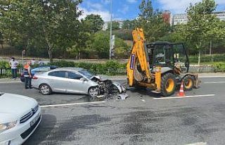 İstanbul’da kepçeye çarpan sürücü burnu bile...
