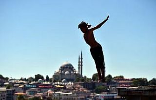İstanbul’da sıcaktan bunalan çocuklar denize...