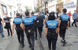 İstiklal Caddesi’nde polis ekiplerinden maske uyarısı