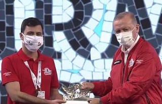 ISUBÜ’lü öğrenciler ödüllerini Cumhurbaşkanı...