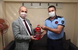 İtfaiyecilerden Başkan’a yangın tüpü hediyesi